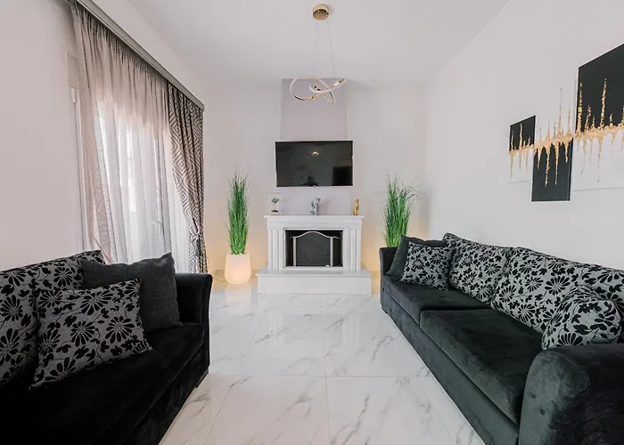 דירה Black & White Seaside House *