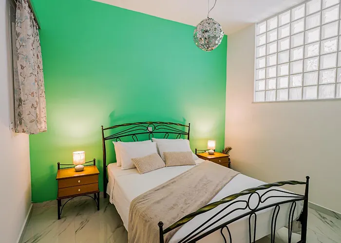 Apartment Black & White Seaside House Kalamia