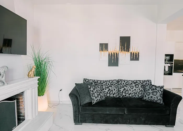 Black & White Seaside House Kalamia * Korinth