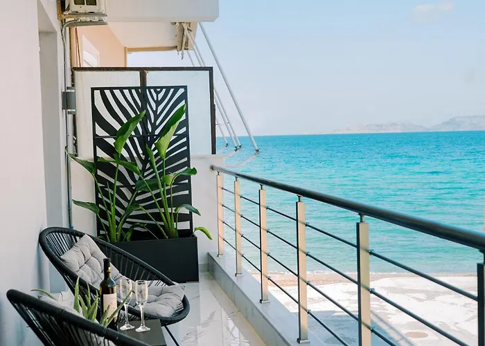 Black & White Seaside House Kalamia Korinth