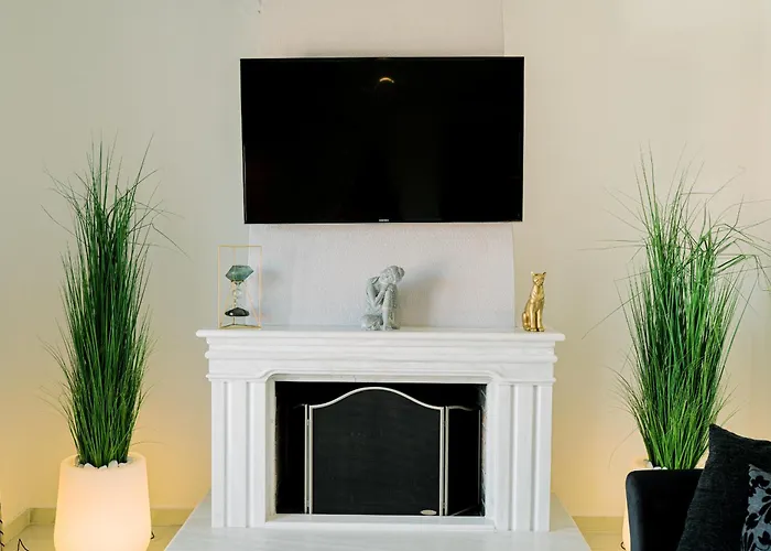 Black & White Seaside House Kalamia Apartment